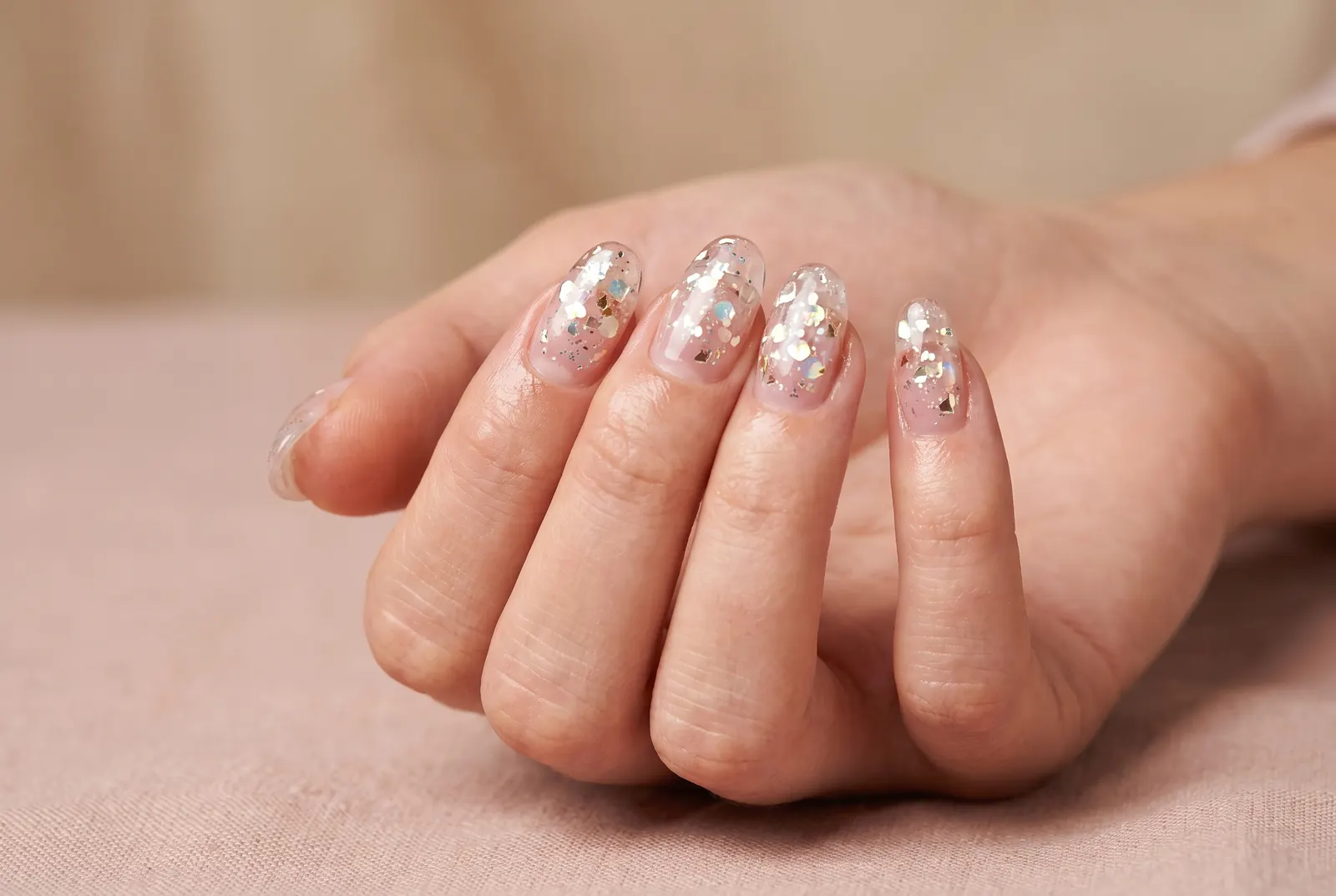 Doorzichtige gelverlenging met ingekapselde glitter en flakes